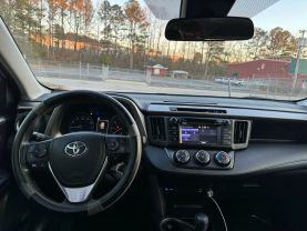 2018 Toyota Rav4 - Image 10