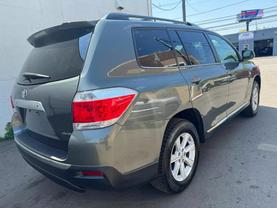 2013 TOYOTA HIGHLANDER SUV GREEN AUTOMATIC - Auto Spot