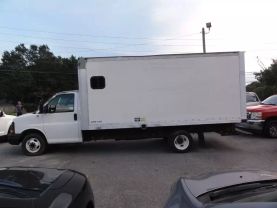 2006 GMC SAVANA CUTAWAY VAN V8, 4.8 LITER VAN CAB-CHASSIS 2D