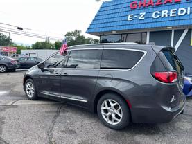 2017 Chrysler Pacifica - Image 2