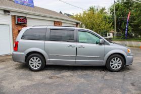 2015 Chrysler Town & Country - Image 8