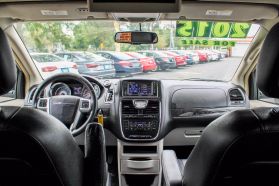 2015 Chrysler Town & Country - Image 15