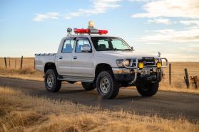 1998 TOYOTA HILUX SPORTS PICKUP TRUCK 2L-TE -