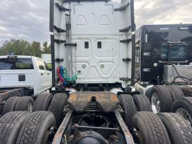 2015 FREIGHTLINER CASCADIA - - CA125SLP SLEEPER