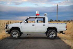 1998 TOYOTA HILUX SPORTS PICKUP TRUCK 2L-TE -
