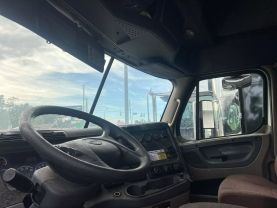 2015 FREIGHTLINER CASCADIA - - CA125SLP SLEEPER