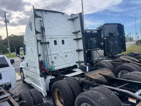 2015 FREIGHTLINER CASCADIA - - CA125SLP SLEEPER