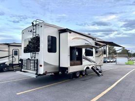 Used 2018 PALOMINO COLUMBUS FW 5TH WHEEL - 298RL - LA Auto Star located in Virginia Beach, VA