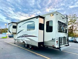 Used 2018 PALOMINO COLUMBUS FW 5TH WHEEL - 298RL - LA Auto Star located in Virginia Beach, VA