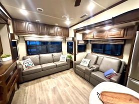 Used 2018 PALOMINO COLUMBUS FW 5TH WHEEL - 298RL - LA Auto Star located in Virginia Beach, VA