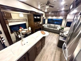 Used 2018 PALOMINO COLUMBUS FW 5TH WHEEL - 298RL - LA Auto Star located in Virginia Beach, VA