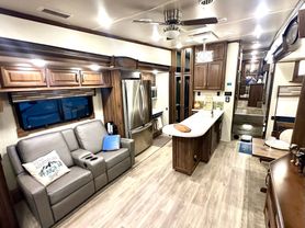Used 2018 PALOMINO COLUMBUS FW 5TH WHEEL - 298RL - LA Auto Star located in Virginia Beach, VA