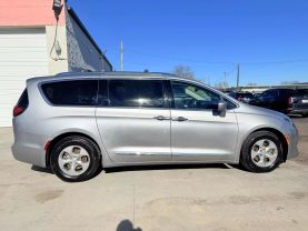 2017 CHRYSLER PACIFICA VAN V6, 3.6 LITER TOURING-L PLUS MINIVAN 4D