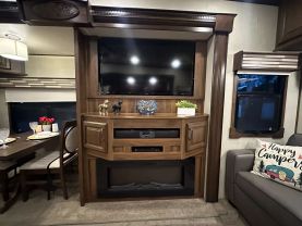 Used 2018 PALOMINO COLUMBUS FW 5TH WHEEL - 298RL - LA Auto Star located in Virginia Beach, VA
