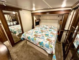 Used 2018 PALOMINO COLUMBUS FW 5TH WHEEL - 298RL - LA Auto Star located in Virginia Beach, VA