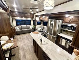 Used 2018 PALOMINO COLUMBUS FW 5TH WHEEL - 298RL - LA Auto Star located in Virginia Beach, VA