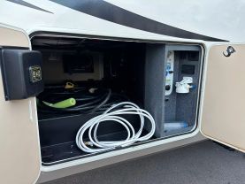 Used 2018 PALOMINO COLUMBUS FW 5TH WHEEL - 298RL - LA Auto Star located in Virginia Beach, VA