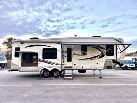Used 2018 PALOMINO COLUMBUS FW 5TH WHEEL - 298RL - LA Auto Star located in Virginia Beach, VA