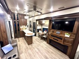 Used 2018 PALOMINO COLUMBUS FW 5TH WHEEL - 298RL - LA Auto Star located in Virginia Beach, VA