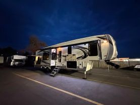 Used 2018 PALOMINO COLUMBUS FW 5TH WHEEL - 298RL - LA Auto Star located in Virginia Beach, VA