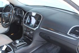 2017 Chrysler 300 - Image 10