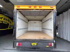2004 GMC SAVANA CUTAWAY VAN V8, 6.0 LITER VAN CAB-CHASSIS 2D