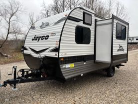 2024 JAYCO JAY FLIGHT RV - SLX at T&T Repairables - used car dealership in Spencer, Indiana.