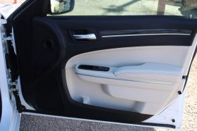 2017 Chrysler 300 - Image 23