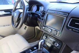2016 Volkswagen Touareg - Image 10