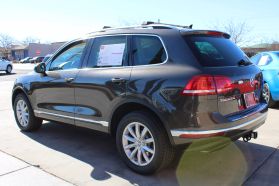2016 Volkswagen Touareg - Image 3