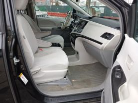 2012 TOYOTA SIENNA