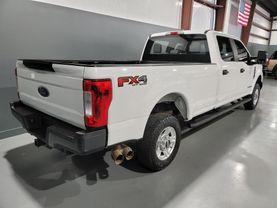 2017 Ford F250 Super Duty Crew Cab - - Image 3