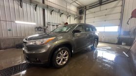 2015 Toyota Highlander - Image 2