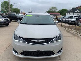 2017 CHRYSLER PACIFICA VAN V6, 3.6 LITER LIMITED MINIVAN 4D - Becker Auto Sales LLC in Emporia, KS