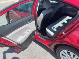 2017 Hyundai Elantra - Image 23