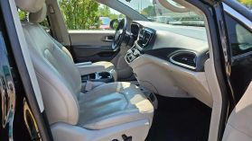 2018 Chrysler Pacifica - Image 8