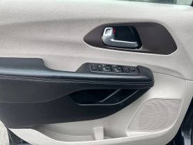2020 Chrysler Voyager Lxi Minivan 4d - Image 17