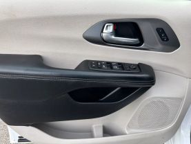 2022 Chrysler Pacifica Touring L Van 4d - Image 17