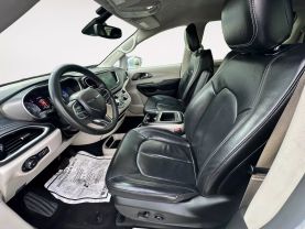 2022 Chrysler Pacifica Touring L Van 4d - Image 9