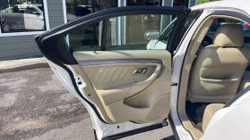 2015 Ford Taurus - Image 16
