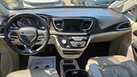 2018 Chrysler Pacifica - Image 11