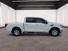 2017 NISSAN TITAN CREW CAB PICKUP V8, 5.6 LITER S PICKUP 4D 5 1/2 FT