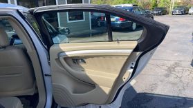 2015 Ford Taurus - Image 19