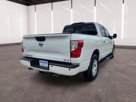 2017 NISSAN TITAN CREW CAB PICKUP V8, 5.6 LITER S PICKUP 4D 5 1/2 FT