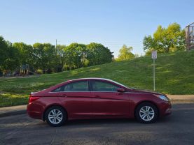 2013 HYUNDAI SONATA SEDAN 4-CYL, PZEV, 2.4 LITER GLS SEDAN 4D