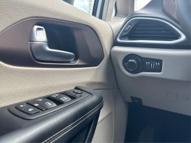2023 CHRYSLER VOYAGER