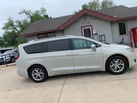 2017 CHRYSLER PACIFICA VAN V6, 3.6 LITER LIMITED MINIVAN 4D - Becker Auto Sales LLC in Emporia, KS