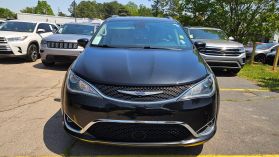 2018 Chrysler Pacifica - Image 2