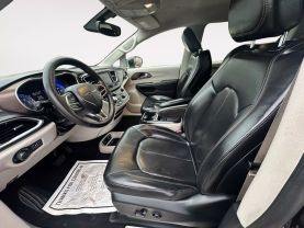 2020 Chrysler Voyager Lxi Minivan 4d - Image 9
