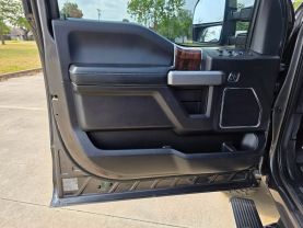 2017 FORD F250 SUPER DUTY CREW CAB PICKUP V8, TURBO DIESEL, 6.7L PLATINUM PICKUP 4D 6 3/4 FT